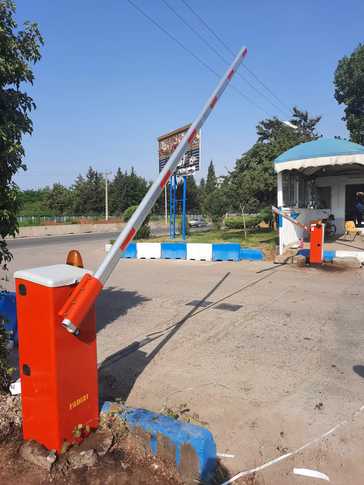 اجرای سیستم راهبند ورودی مجموعه آسایش