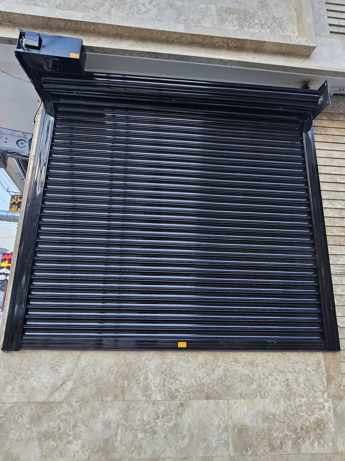 اجرای کرکره برقی برای ورودی کافه